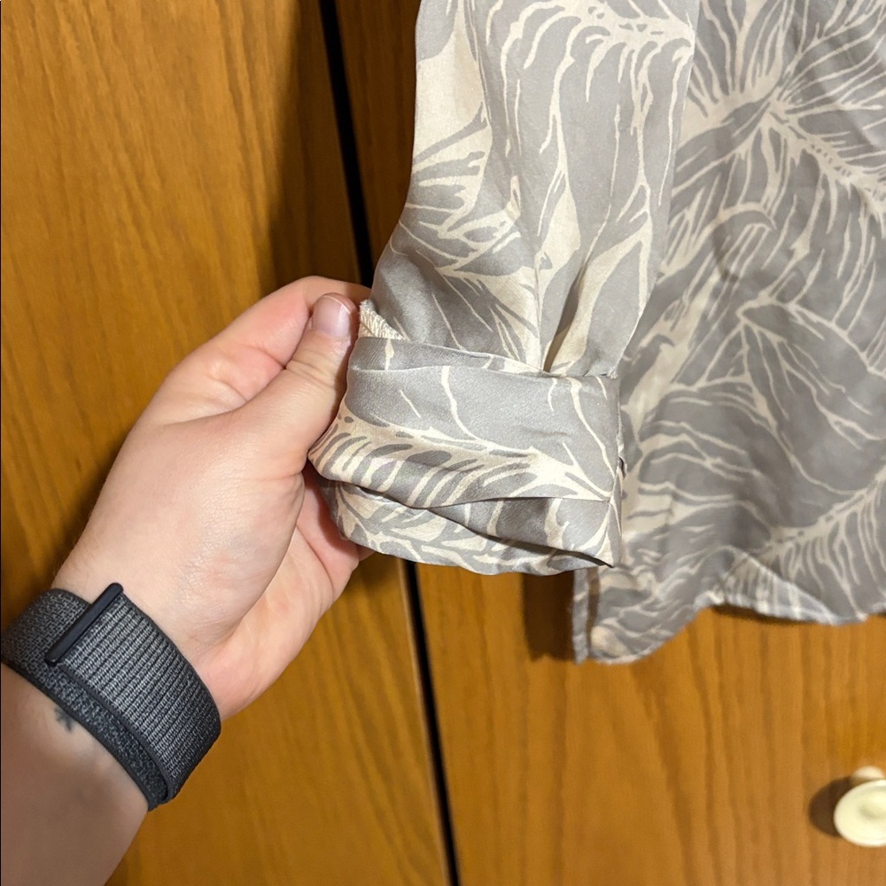 Club Monaco 100% silk blouse - Picture 2 of 10
